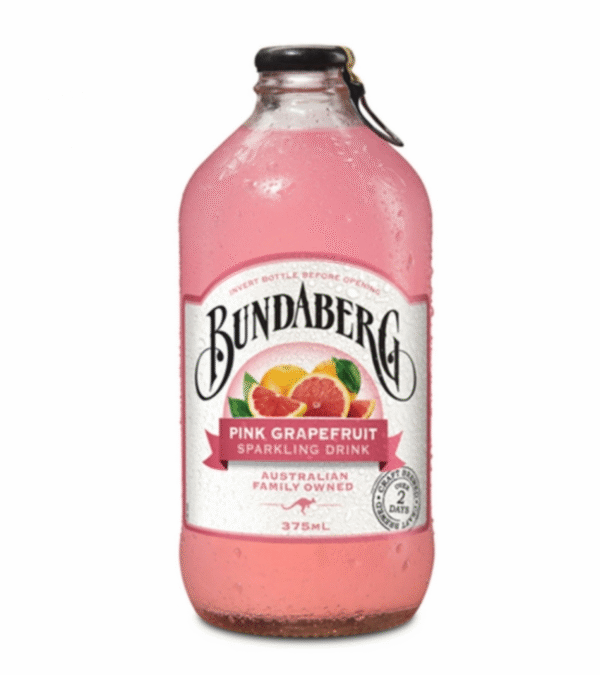 Стъклена бутилка от 375 мл Bundaberg безалкохолна напитка с розов грейпфрут, с розов етикет и изображение на цитрусов плод.