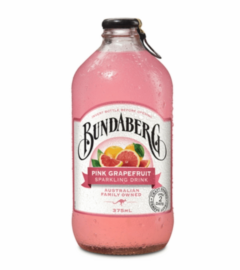Стъклена бутилка от 375 мл Bundaberg безалкохолна напитка с розов грейпфрут, с розов етикет и изображение на цитрусов плод.