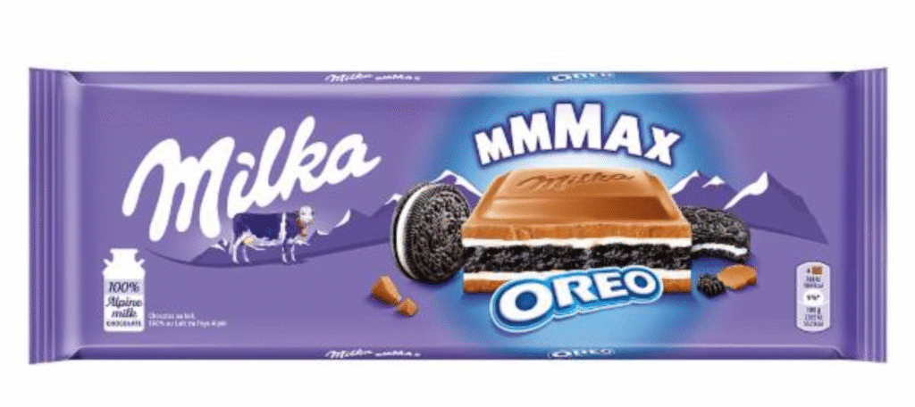Плочка млечен шоколад Milka с парченца Oreo бисквити 300 г в лилава опаковка.