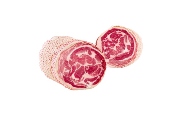 Копата от свински врат Rognoni, увита в панчета – автентичен италиански деликатес, нарязан на резени.