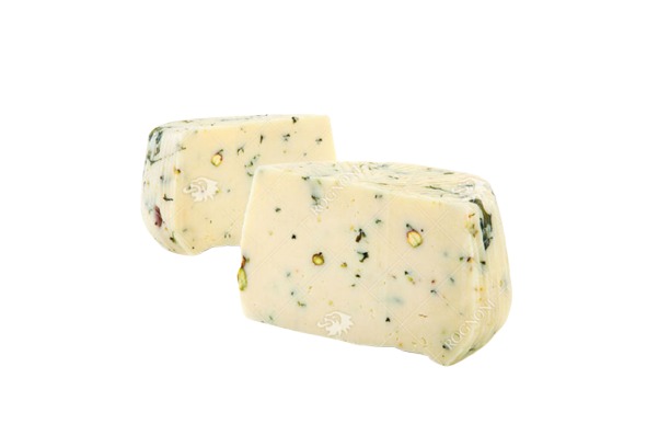 Овче сирене със свежа рукола и шамфъстък, поднесено на дъска.