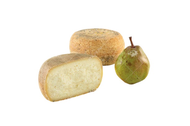 Парче тосканско овче сирене Пекорино с парченца круши върху дървена дъска.