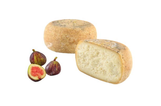 Парче тосканско овче сирене Пекорино с парченца смокини на дървена дъска.