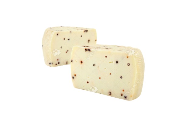 Кусок сицилианско овче сирене Примосале с черен пипер.