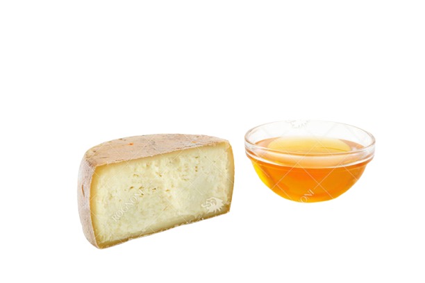 Овче сирене Пекорино с мед от Rognoni, поднесено на дървена дъска.