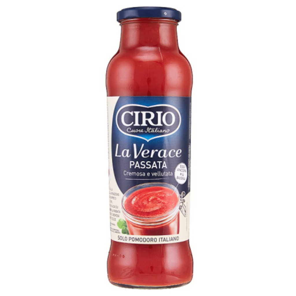 Две стъклени бутилки с mлени домати Mutti Polpa по 400 г всяка – червен етикет, класически италиански дизайн.