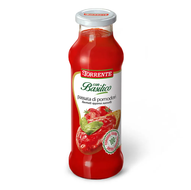 Бутилка с Passata di Pomodoro con Basilico La Torrente 700 г – гладък доматен сос с нотка на свеж босилек и интензивен червен цвят, без семки и кожи.