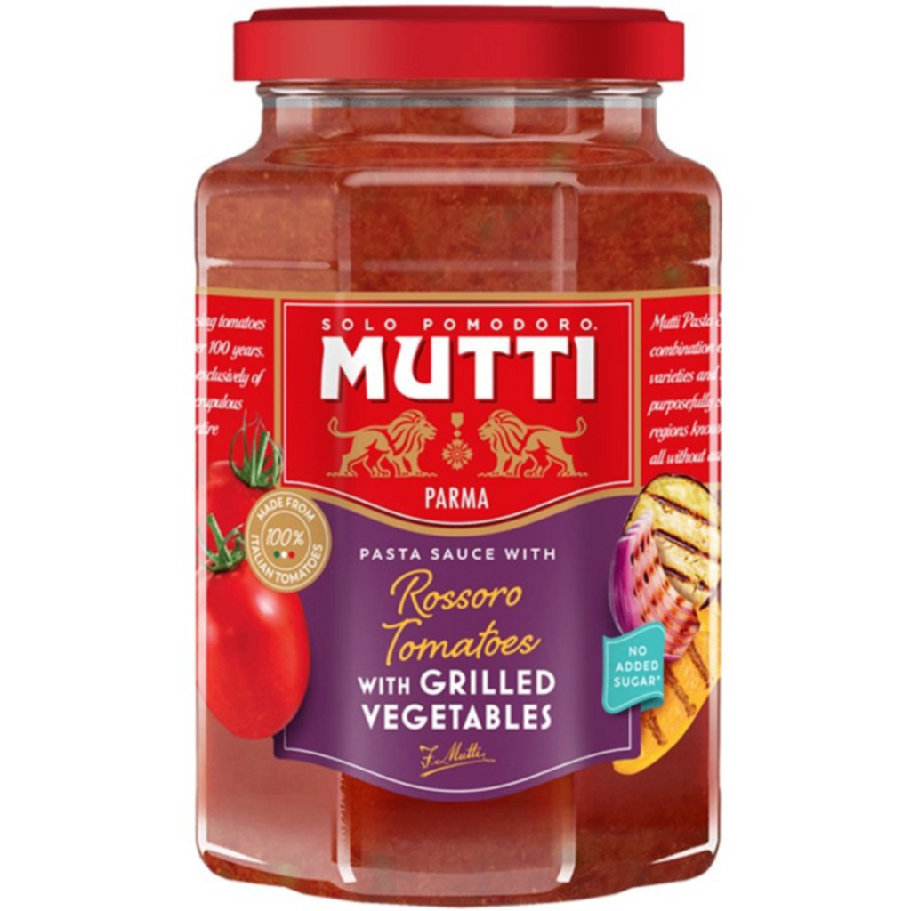 Готов сос със зеленчуци Mutti 280 г – буркан с цветен зеленчуков сос върху дървена дъска с пресни зеленчуци