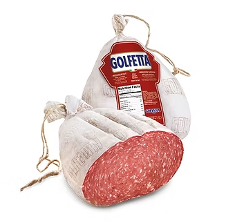 Класически италиански салам Golfetta, нарязан на тънки филийки, поднесен върху дъска.