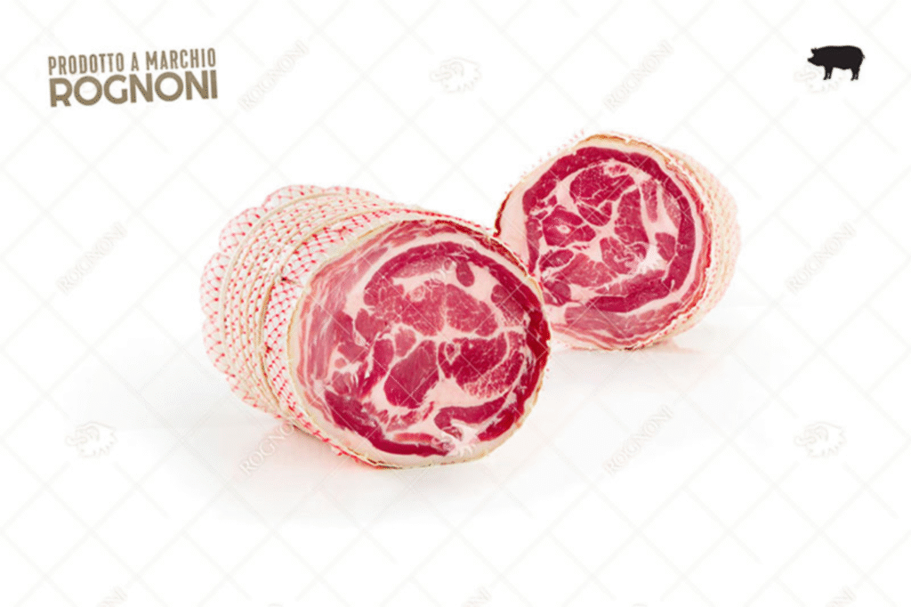 Копата от свински врат Rognoni, увита в панчета – автентичен италиански деликатес, нарязан на резени.