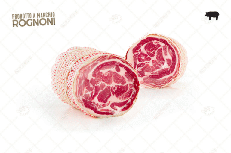 Копата от свински врат Rognoni, увита в панчета – автентичен италиански деликатес, нарязан на резени.