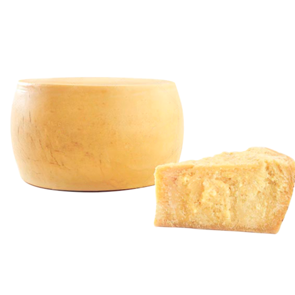 Твърдо италианско сирене Rognoni Granditalia на парче върху дървена дъска