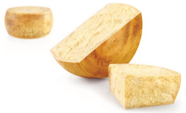 Питка от твърдо италианско сирене Grana Padano ЗНП, разрязана на порции