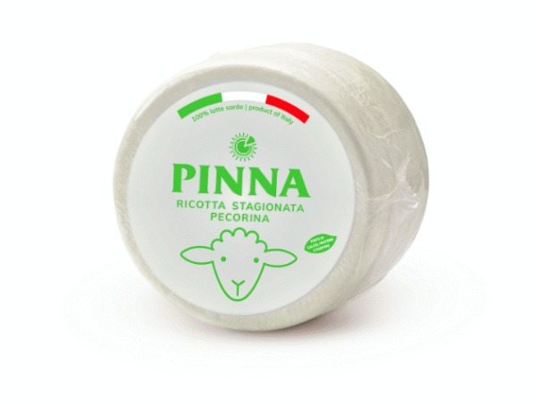 Твърда рикота Pinna, солено и узряло овче сирене, подходящо за настъргване.