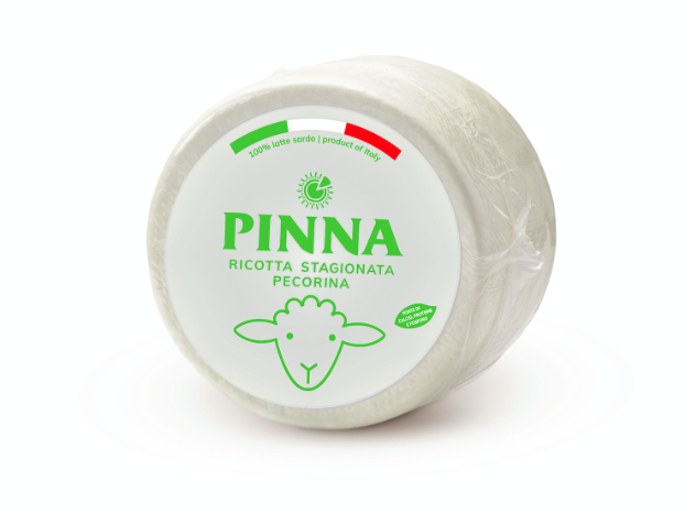 Твърда рикота Pinna, солено и узряло овче сирене, подходящо за настъргване.