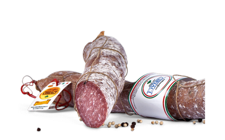 Пикантна Ventricina S. Vincenzo, нарязана на фини слайсове с черен и червен пипер.