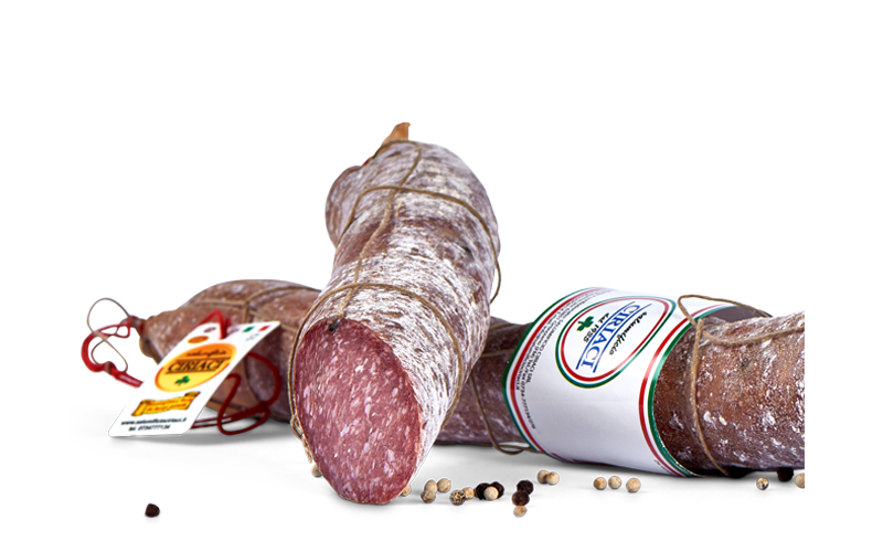 Пикантна Ventricina S. Vincenzo, нарязана на фини слайсове с черен и червен пипер.