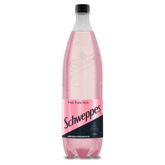 Пластмасова бутилка 1.25 л от розов тоник Schweppes с лепенка „Pink Tonic Style“ и ефервесцентна газирана вода.